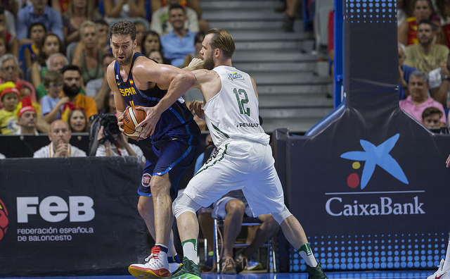 Kuzminskas y Valanciunas dejan sin premio a Pau Gasol en su estreno (76-78)