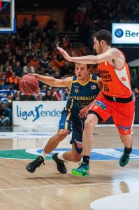 Kevin Pangos, cerca del Zalgiris. Kenny Hayes, rumbo a Turquía