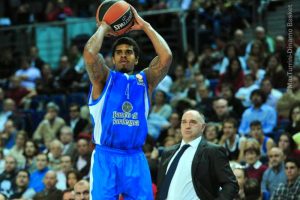 Edgar Sosa anota 10 triples en el partido en el que Sassari lanza 59 veces desde 6.75