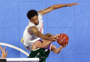 Trey Thompkins, renovado hasta 2018