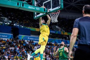 Australia ilusiona y pasa por encima de una Lituania rota (90-64)