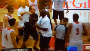 Gregg Marshall pierde los papeles de manera desproporcionada en un amistoso (VIDEO)