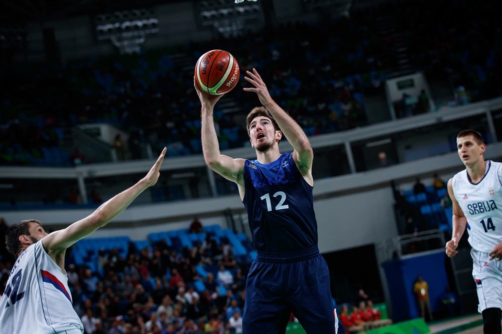 Parker y De Colo sentencian a una Serbia que ha llegado a perder por 16 (75-76)