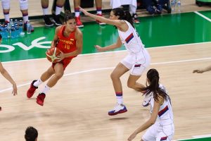 La selección femenina debuta con victoria ante la campeona de Europa (59-65)