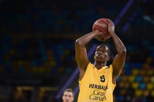 Mouhamed Barro al Oviedo. Cáceres firma a Ziggy Riauka