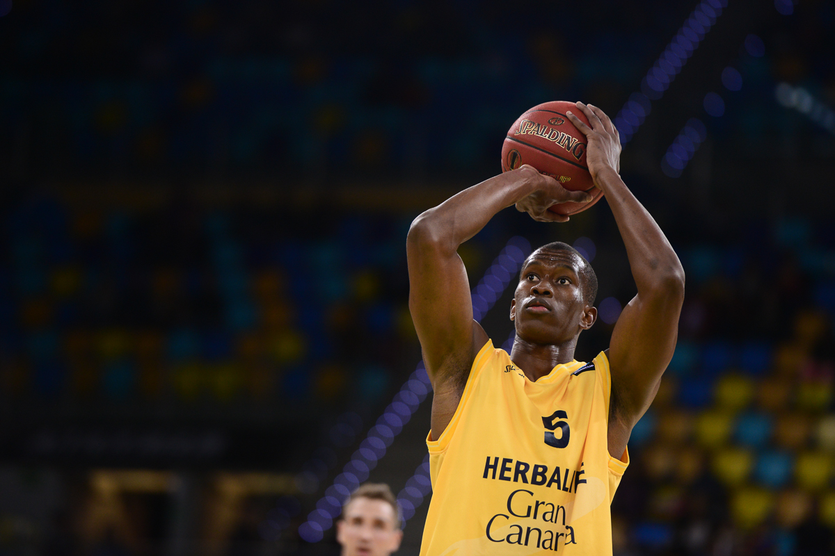 Mouhamed Barro al Oviedo. Cáceres firma a Ziggy Riauka