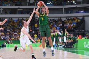 Lituania homenajea al Dr. Jekyll y Mr. Hyde para vencer a Brasil (76-82)