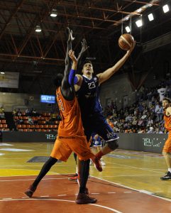 Estreno triunfal del Marín. Lleida asalta El Plantío pese al recital (40 v.) de Huskic
