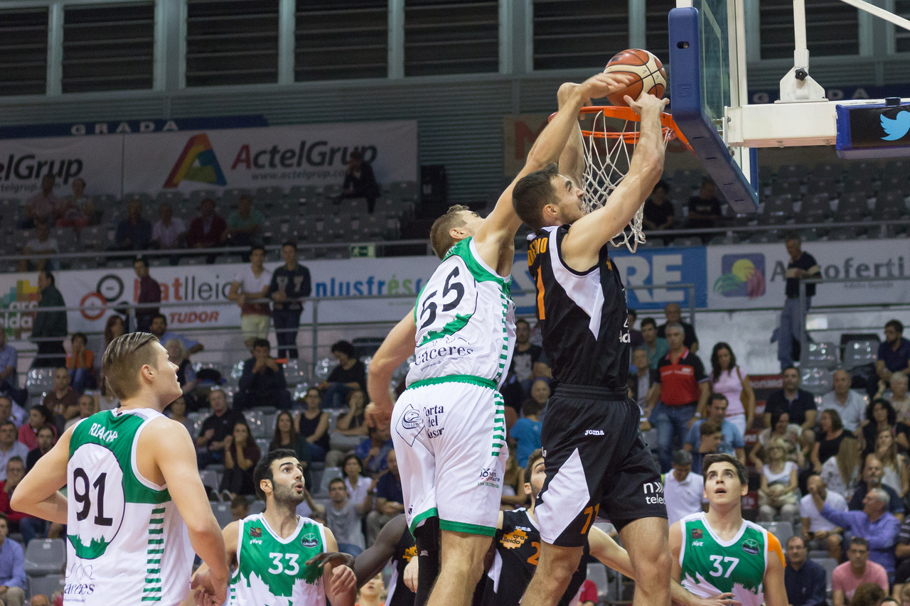 Palencia, GBC, Lleida y Coruña lideran la liga tras un viernes de pleno local