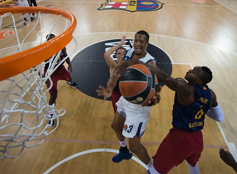 El Real Madrid humilla al Barça (63-102) en el Palau Blaugrana