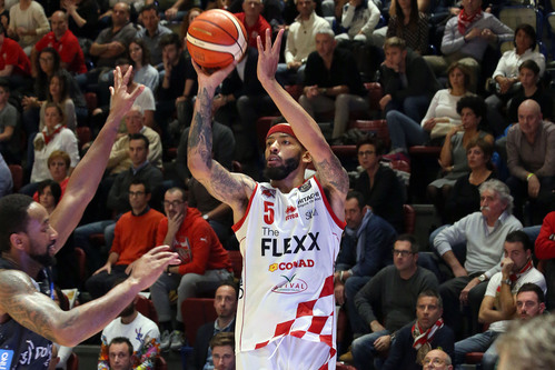 Locura en Italia: Terran Petteway se viste de Curry para acabar con ¡43 puntos!