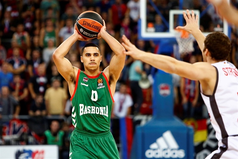 Baskonia remonta 15 puntos y vence al Brose en un partido de máxima tensión (81-74)
