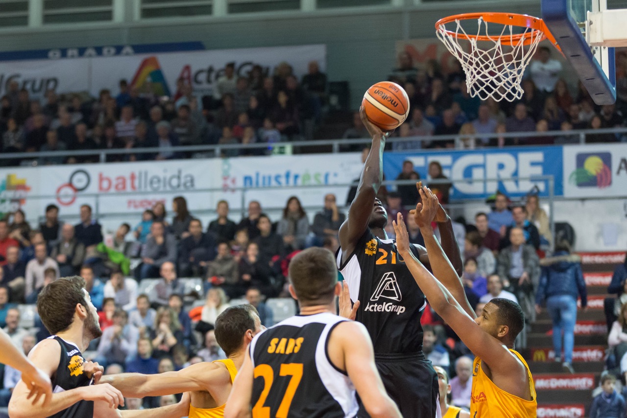 Lleida, líder provisional. Leyma Coruña vence en el derbi gallego y aprieta la liga