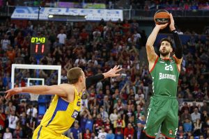 Baskonia impone su ritmo y apaga al Maccabi. Voigtmann y Larkin, determinantes (101-88)