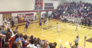 Espectacular: 3 canastas sobre la bocina pero…sólo cuenta la última (VIDEO)