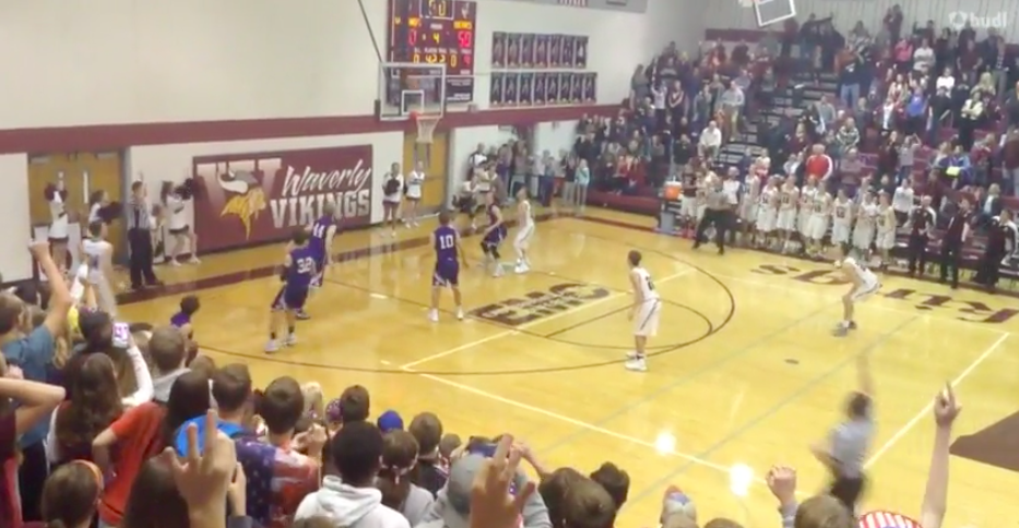 Espectacular: 3 canastas sobre la bocina pero…sólo cuenta la última (VIDEO)