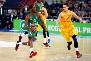 El Baskonia hunde más al Barça (65-62) de la mano de Beaubois y Larkin