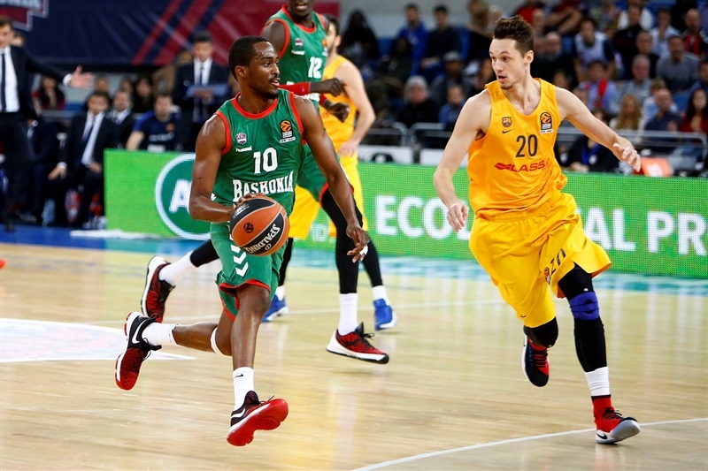 El Baskonia hunde más al Barça (65-62) de la mano de Beaubois y Larkin