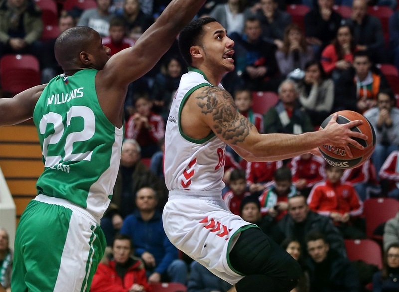 Larkin y Shengelia dan una ajustadísima victoria a Baskonia ante el Unics (91-92)