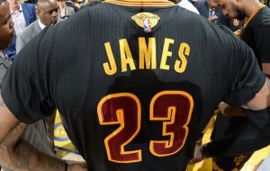 Se acerca el fin de las camisetas con mangas en la NBA