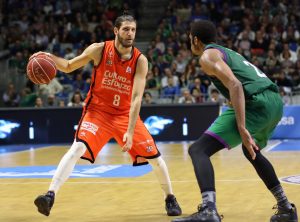 Valencia Basket exhibe músculo y deja sus credenciales en Málaga (70-78)