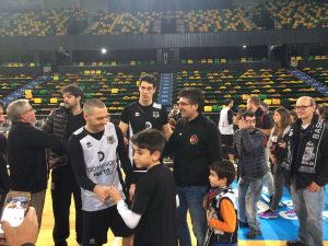 VÍDEO: La afición del RETAbet Bilbao Basket sorprende a los suyos en el entrenamiento