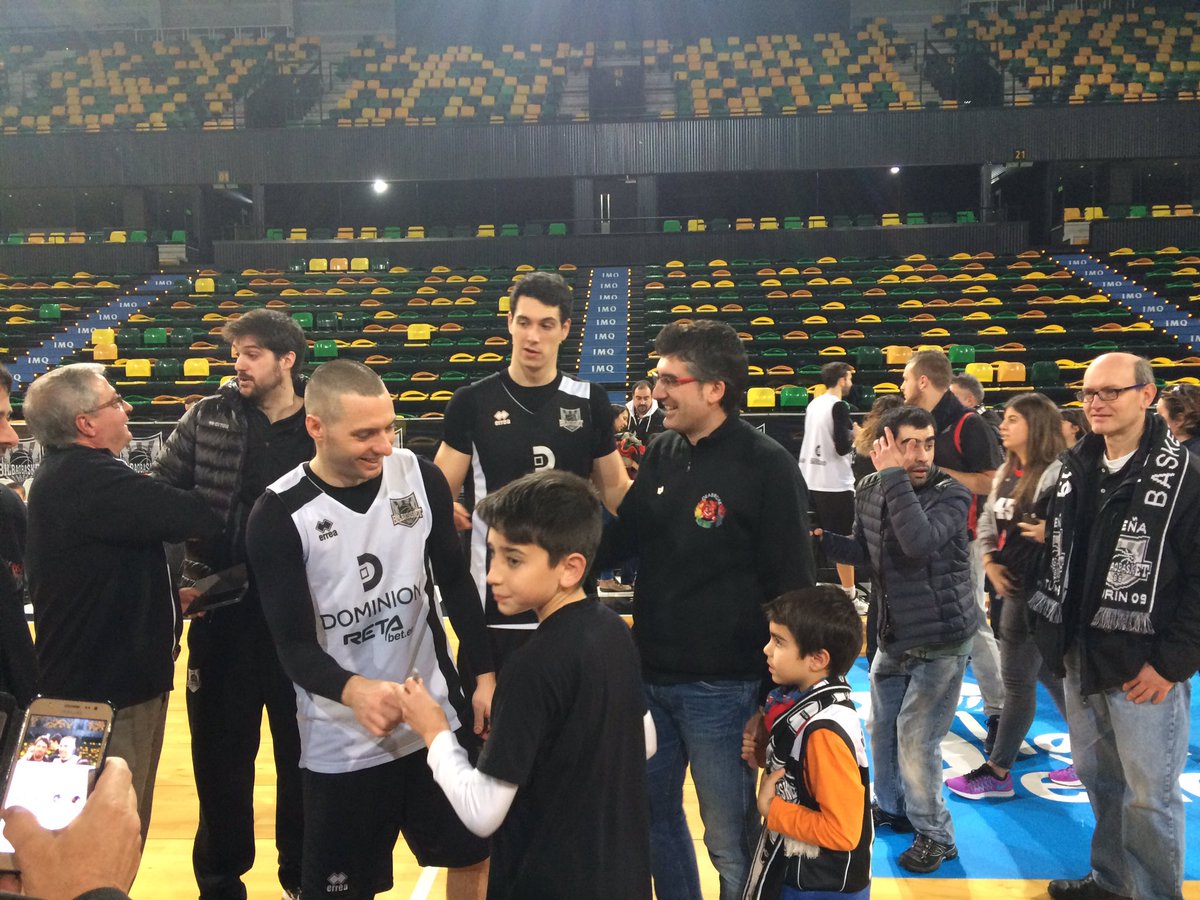 VÍDEO: La afición del RETAbet Bilbao Basket sorprende a los suyos en el entrenamiento