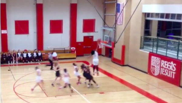 Fran Belibi pasa a la historia del baloncesto femenino en Colorado con este mate (VIDEO)