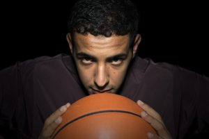 De joven problemático a universitario modelo gracias a los valores del baloncesto