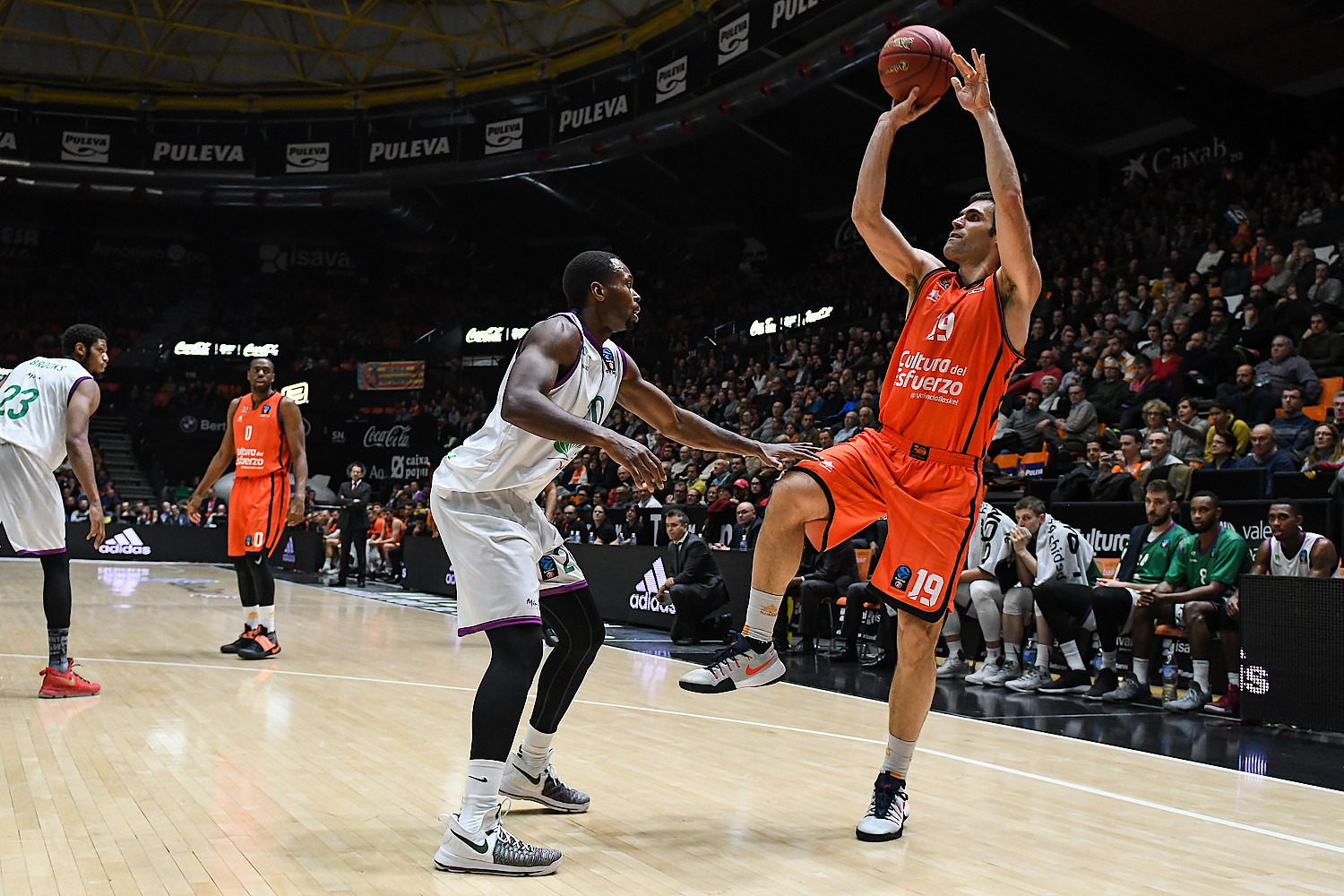 San Emeterio certifica el liderato ante un Unicaja desconocido (86-62)