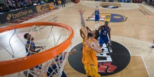 Vítor Faverani se hace dueño del Palau en su debut contra el Efes (89-78)