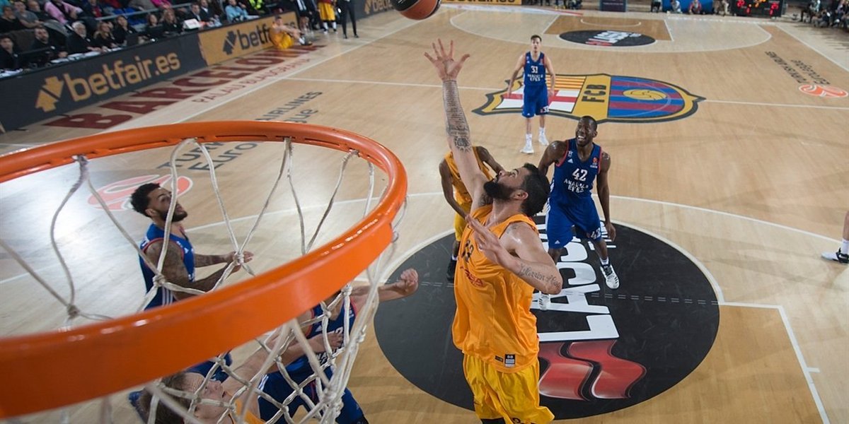 Vítor Faverani se hace dueño del Palau en su debut contra el Efes (89-78)