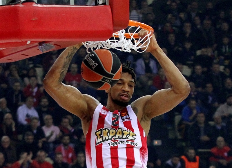 Kostas Papanikolau y el infierno griego amedrentan al Baskonia (92-62)