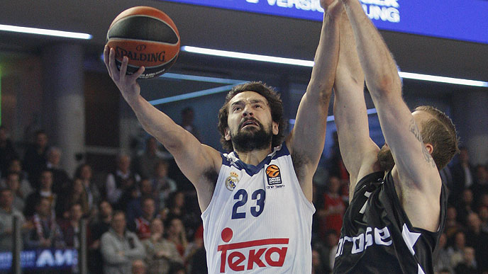Una canasta final de Llull da una victoria sufrida al Madrid en Alemania (89-91)