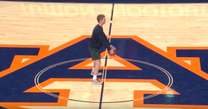 Un estudiante de Auburn gana una beca al anotar “a cuchara” desde medio campo (Video)