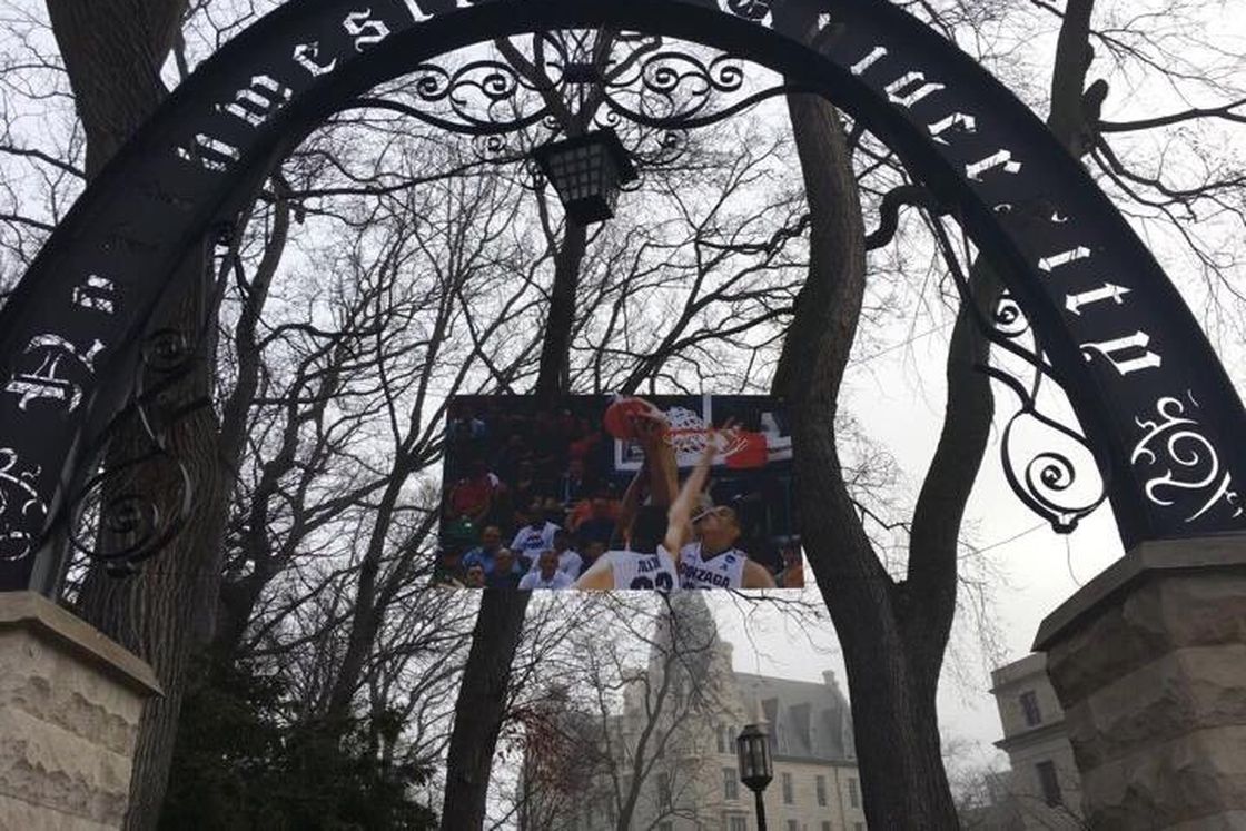Aparece un cartel recordando el tapón ilegal de Gonzaga a Northwestern