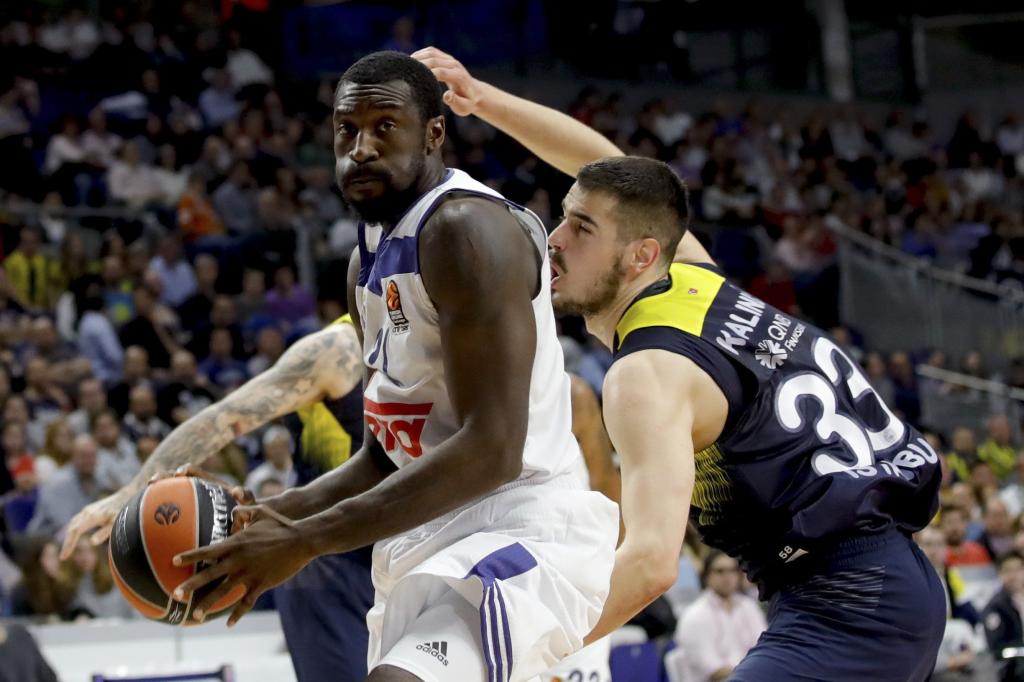 El Real Madrid aprende a nadar en el barro de Obradovic y será primero (61-56)