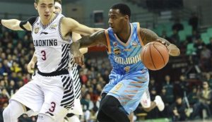 Darius Adams vs Carlos Boozer y Yi Jianlian, ¿quién se llevará el título en China?