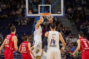 El Madrid se cura las heridas arrollando a Crvena Zvezda (98-68) en un gran partido coral