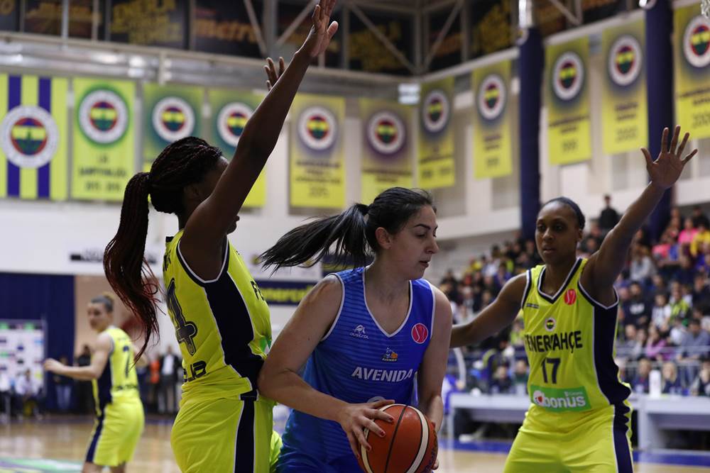 Un enorme Perfumerías Avenida se queda a las puertas de la Final Four (87-80)