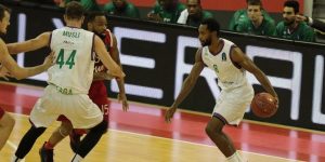 Los puntos de Dejan Musli y la garra de Alberto Díaz mantienen vivo a Unicaja (82-67)