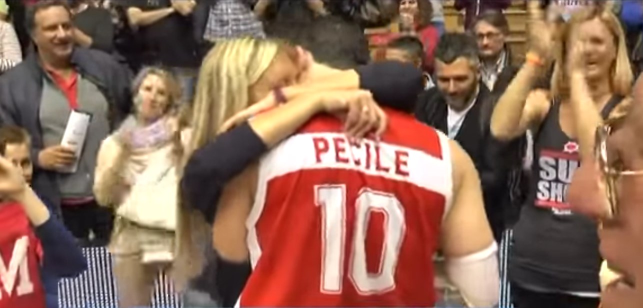 VÍDEO: Andrea Pecile le pide matrimonio a su novia a pie de cancha
