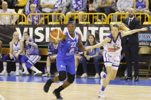 Perfumerías Avenida empieza con paso firme su semifinal contra Uni Ferrol (69-45)