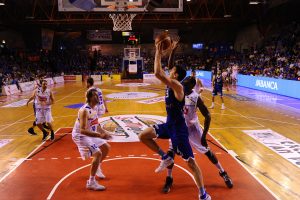 Burgos golpea primero: Huskic y López remontan en el Q4 un partido dominado por Palencia