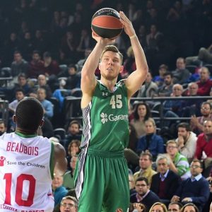 El Baskonia no sobrevive al bombardeo del Darussafaka en el infierno turco (98-89)