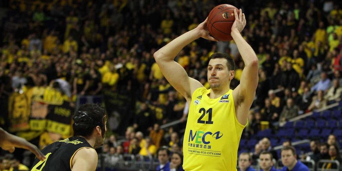 Unicaja cierra a Dragan Milosavljevic y renueva a Brooks