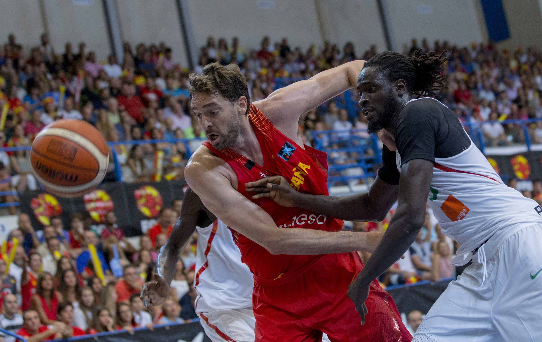 España dinamita en el tercer cuarto la exhibición de Maurice Ndour (80-69)