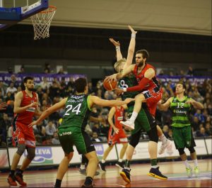 Iván Martínez dice adiós a la temporada y Granada busca recambio