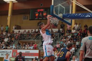 Monbus Obradoiro cederá a Adam Pechacek. ¿Posible alta de Jordan Bachynski?