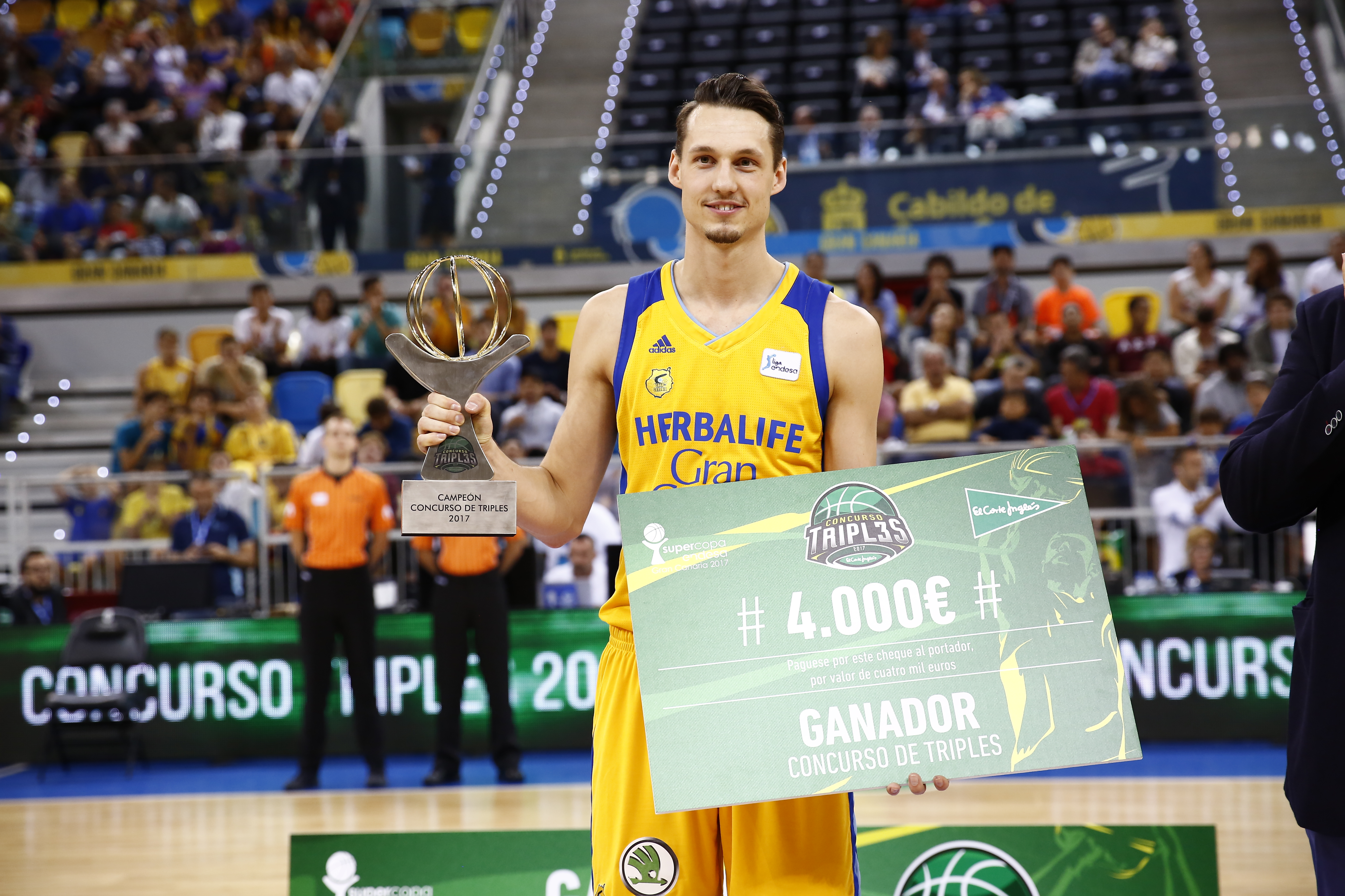 Marcus Eriksson gana el concurso de triples en su nueva casa